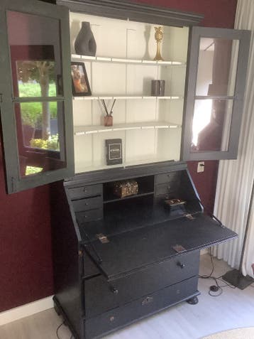 Gratis: leuke zwarte vitrine kast // secretaire