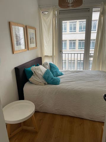 Gratis Comfortabel tweepersoonsbed met hoofdbord