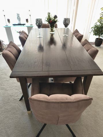 Prachtige uittrekbare eettafel.