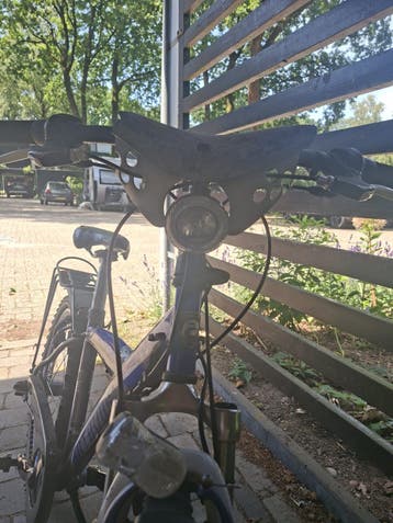 Gebruikte fiets met versnellingen en bagagedrager