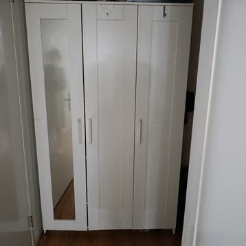 Witte kledingkast met spiegeldeur