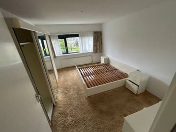 Gratis bed met nachtkastjes linnenkast en ladenkast spiegel
