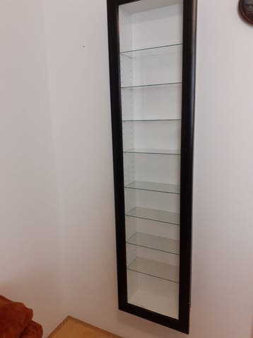 Gratis: hangende Ikea vitrinekast
