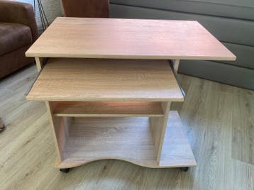 Gratis klein bureautje (computermeubel)