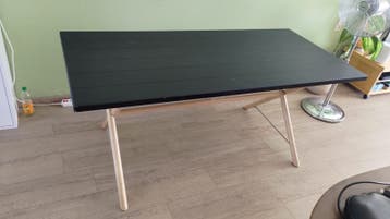 Zwarte tafel met houten onderstel