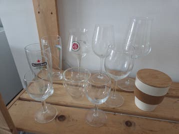Diverse glazen en voorraadpot