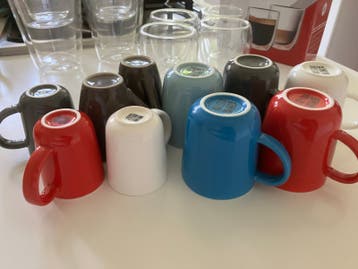 Gratis afhalenDiverse kopjes en kop-en-schotels