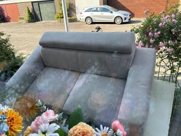 Comfortabele grijze tweezitsbank met verstelbare hoofdsteun