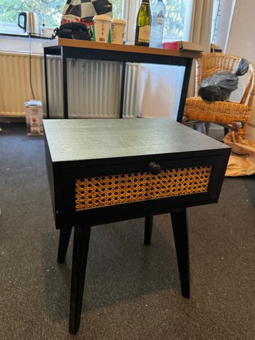 Nachtkastje met rotan lade - Zwart