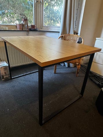 Stijlvolle eettafel met houten blad en metalen poten