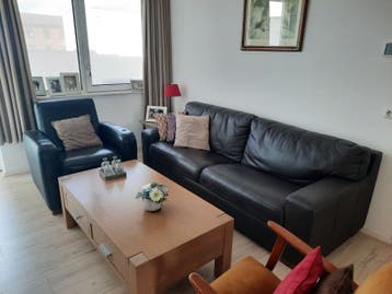 Prachtige licht eiken salontafel. Met 2 lades.