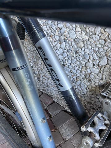 Twee heren fietsen met werk