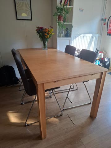 Eettafel en stoelen