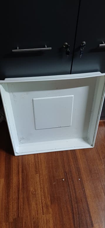 Witte vierkante wasmachine lekbak