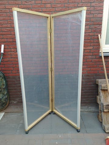 Handgemaakt scherm van hout en plexiglas | lees advertentie