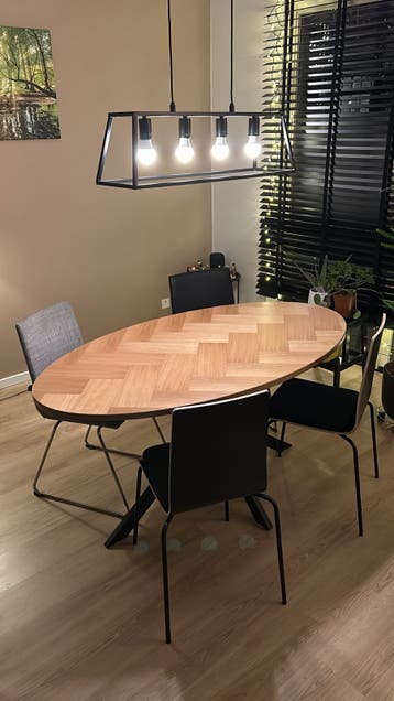 Ovale eettafel met visgraatmotief