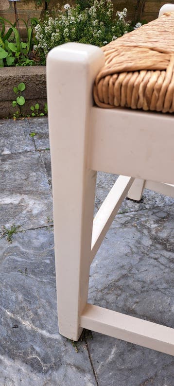 Witte stoel met rieten zitting