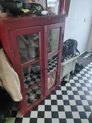 Vintage rood kastje met glazen deuren