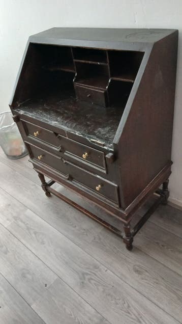Oude secretaire om op te knappen