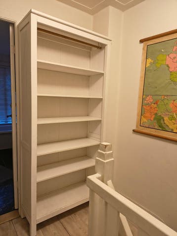Boekenkast of kledingkast babykamer
