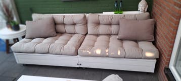 Comfortabele palletbank met kussens voor buiten