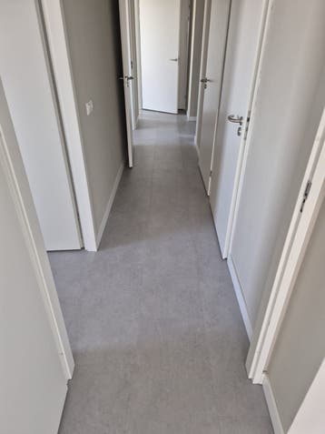 GRATIS: Hoogwaardige PVC vloer met plinten (93m2)