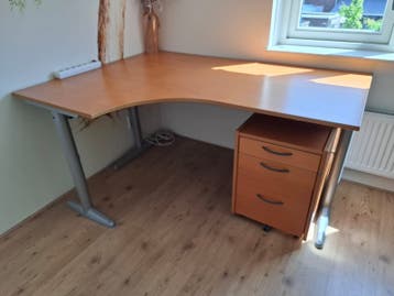 Gratis hoekbureau 160x80/120 cm af te halen in Uitgeest