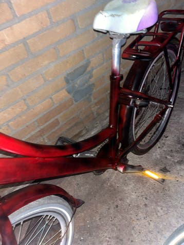 Unieke rode fiets met bagagedrager - Gebruikt