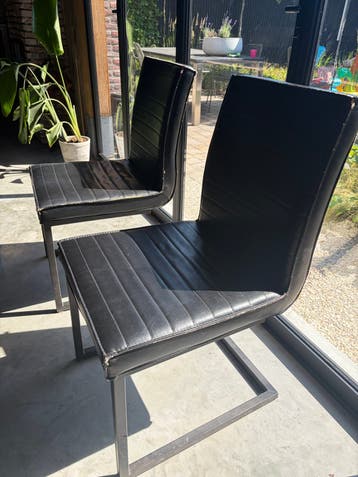 Set van 6 zwarte eetkamerstoelen met metalen frame