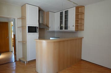 Complete keuken in U-vorm, met bar en incl apparatuur