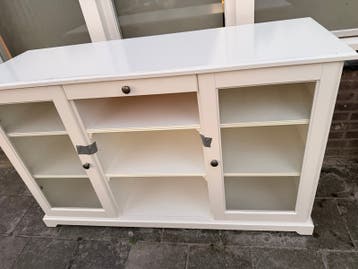 Witte buffetkast met glazen deuren en lade