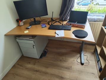 Bureau 160x100, in hoogte verstelbaar