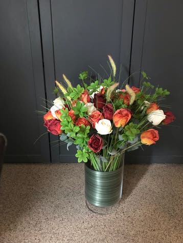 Prachtig kunstboeket met rozen en groen in vaas