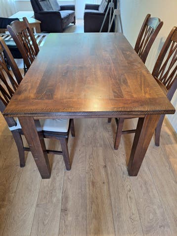 Houten eettafel met 4 stoelen