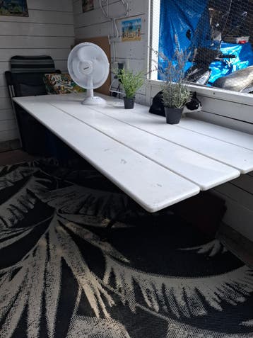 Stevige houten tafel met metalen onderstel KRATJE BIER