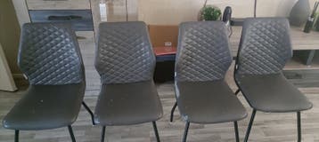 Gratis af te halen set van 4 donkergrijze eetkamerstoelen