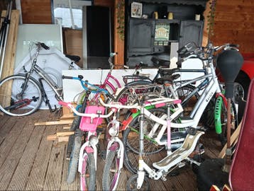 Diverse steps en kinder en gewone fietsen