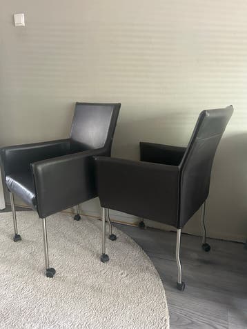 4 Bruine Leren Stoelen met Wieltjes