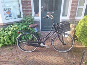 zwarte kinderfiets met voordrager