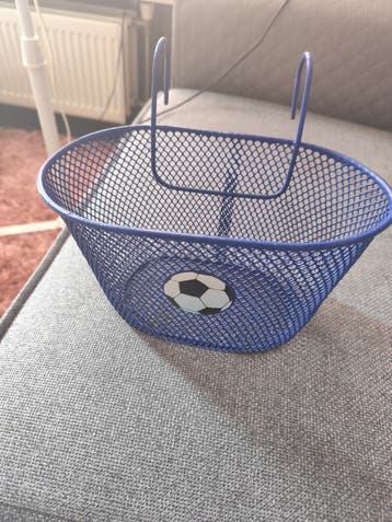 Blauw fietsmandje met voetbalafbeelding