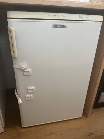 Gratis Zanussi vriezer – werkt goed, deur moet vervangen