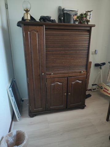 Gratis houten computerkast met rolluik