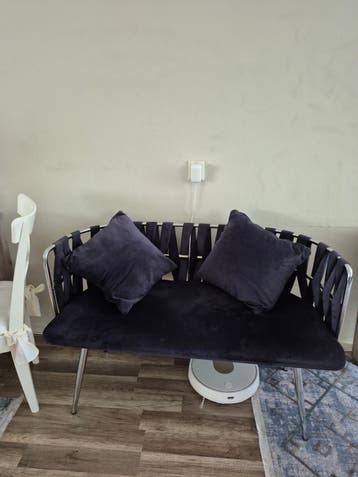 Moderne donkerblauwe stoelen met metalen onderstel