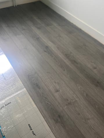 GRATIS OPHALEN: ca 25-30 m2 kliklaminaat grijs