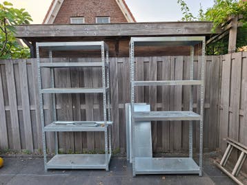 Metalen magazijnstellingen (2 stuks)