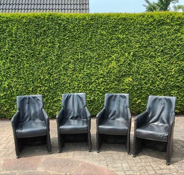Stoelen met leren bekleding, met wieltjes.