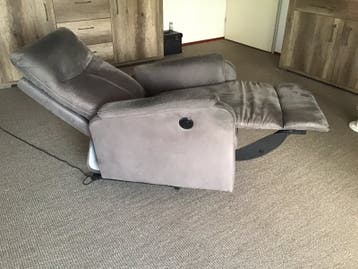 2 grijze elektrische verstelbare fauteuils.