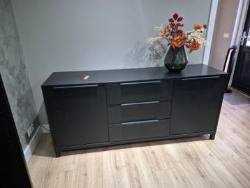 Buitenkans: Gratis:Leuk zwart dressoir met lades en deuren.