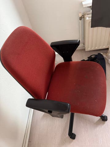 Gebruikte rode bureaustoel met armleuningen