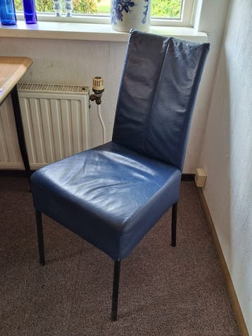 Blauwe eetkamerstoel van leer